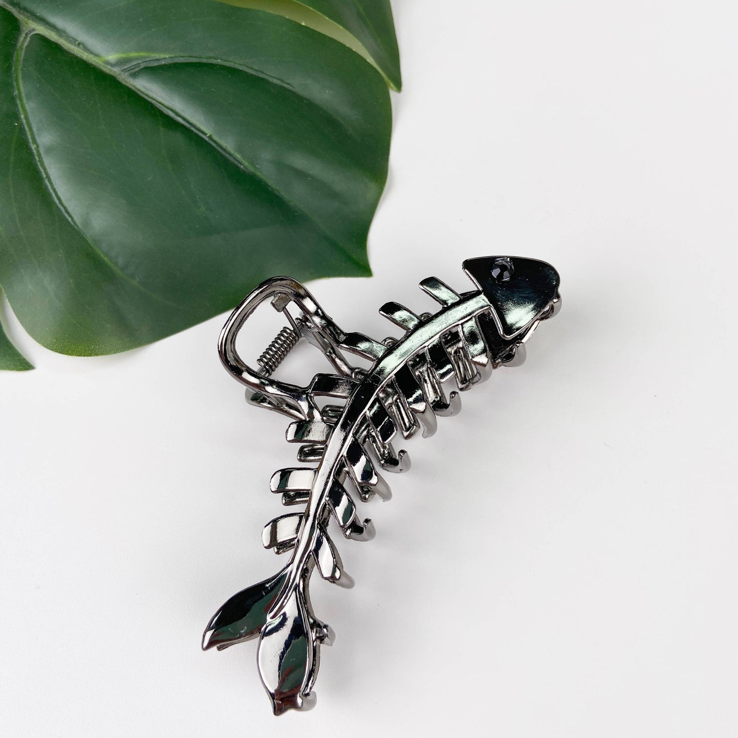 Stylish Metal Fishbone Shaped Minimalistic Grip Clip  3.9"