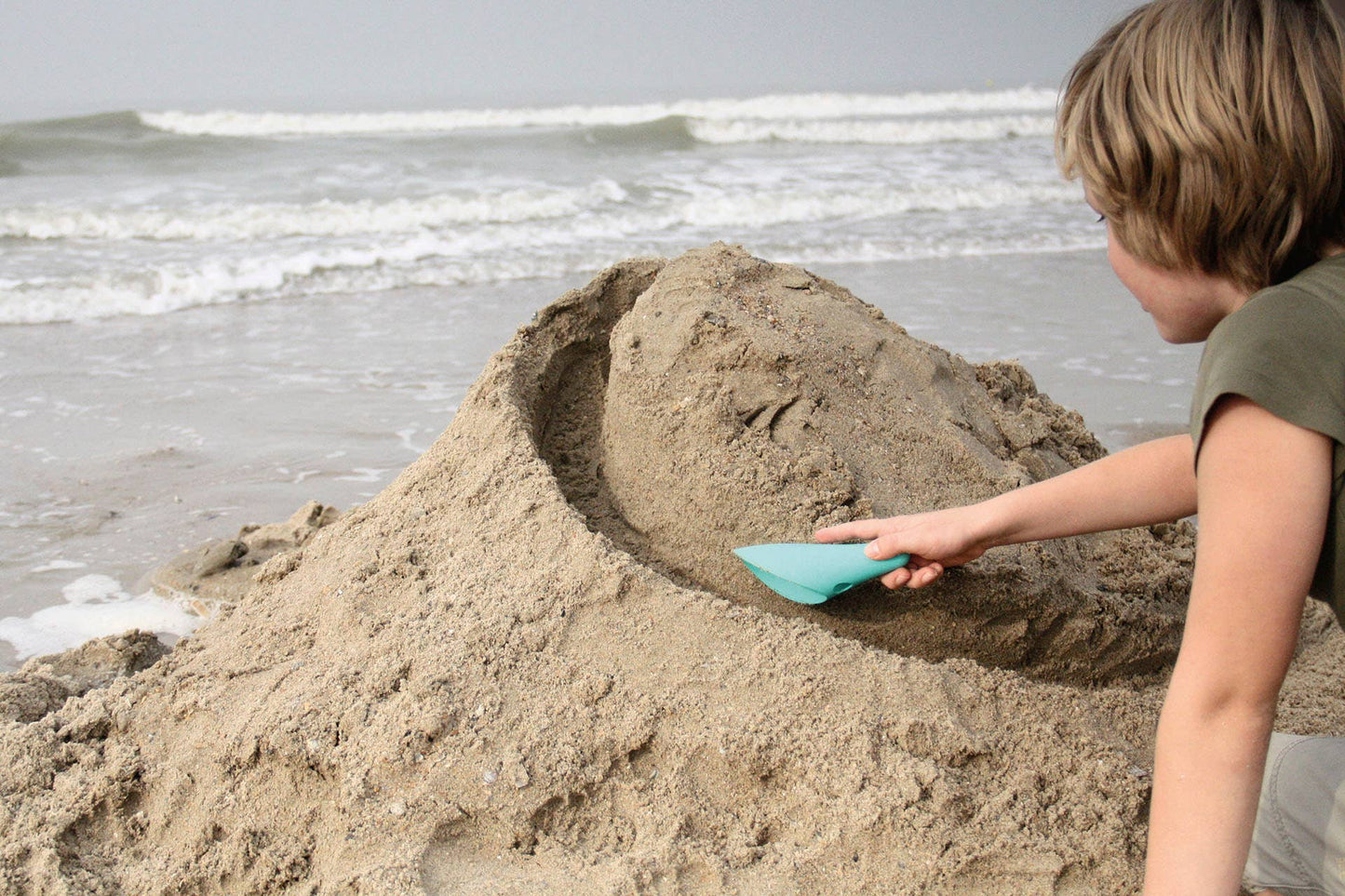 Quut Cuppi - Shovel, Sifter and Ball all in one!: Banana Blue