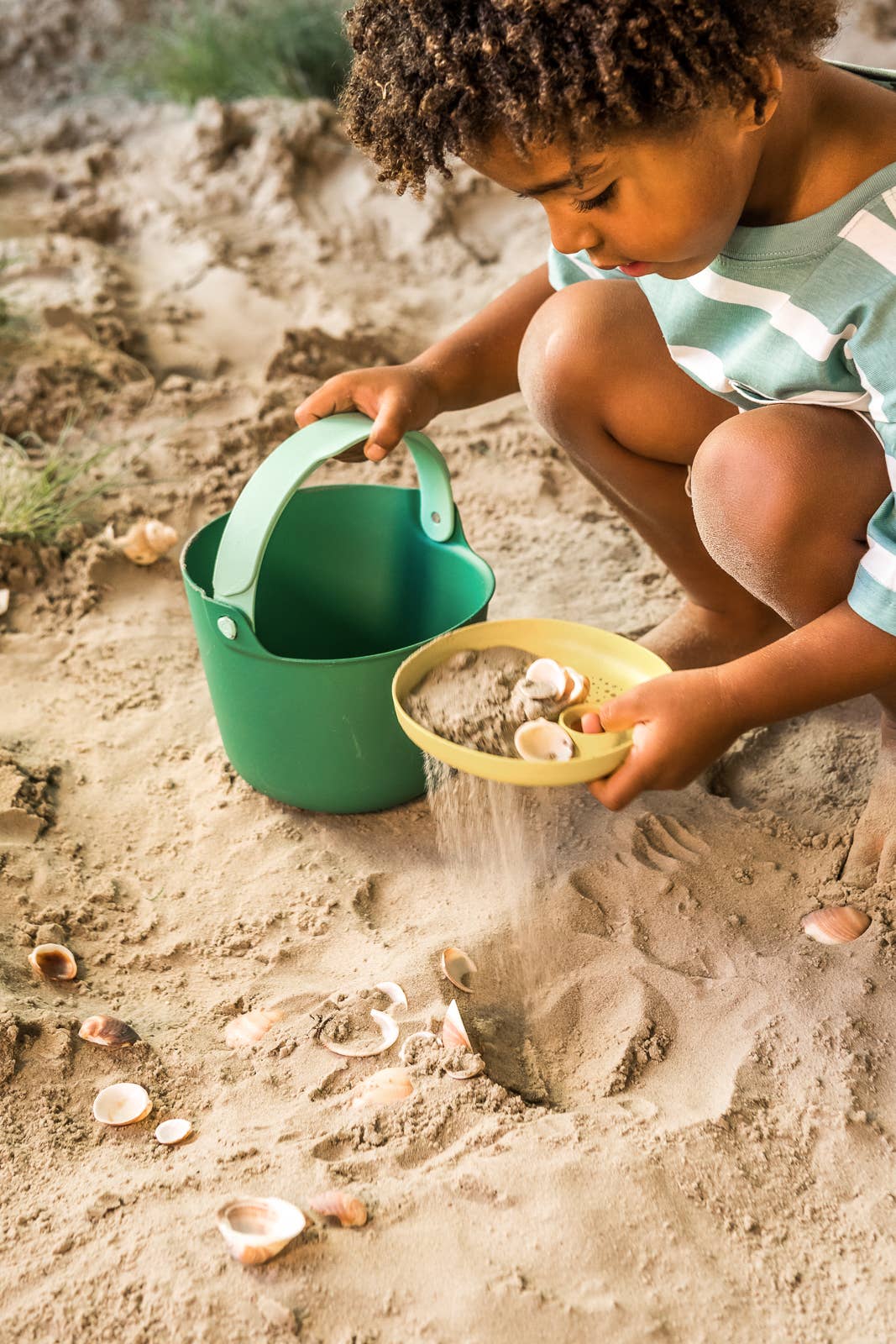 Quut Bucki - Bucket & Sand Sifter. Beach Sand and Pool Toy.: Cherry